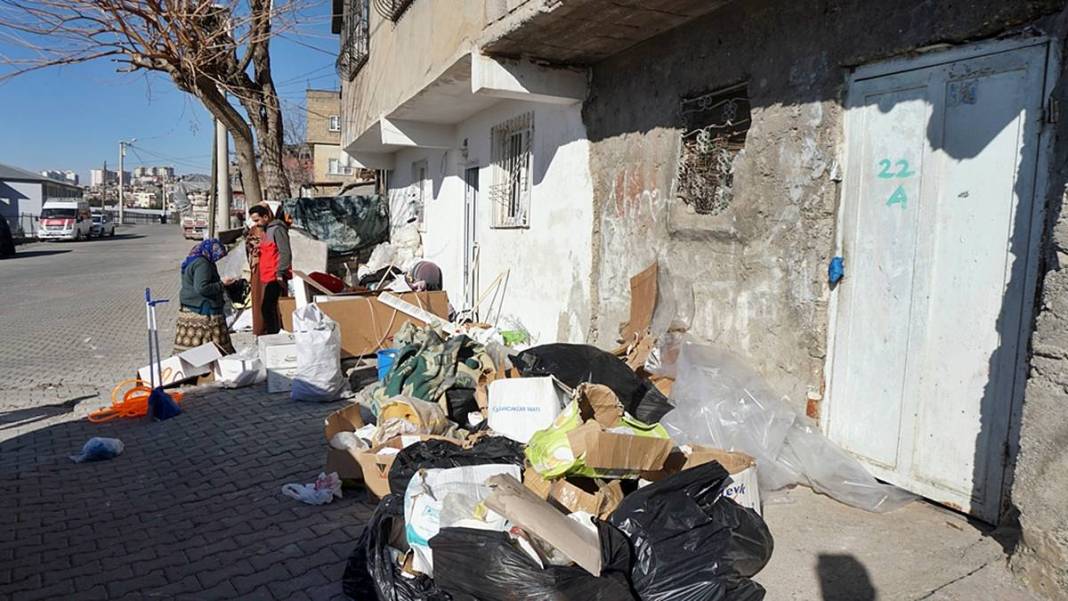 Komşular kötü kokudan şikayetçi olunca şaşırtan gerçek ortaya çıktı! 1 traktör kasasıyla anca taşınabildi 7